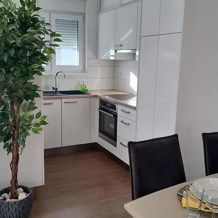아파트 Adria Relax With Private Heated Pool 트로기르