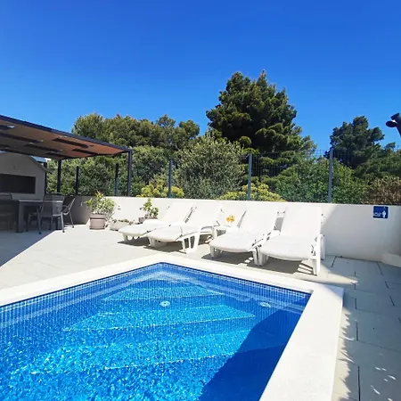 Adria Relax With Private Heated Pool * 트로기르